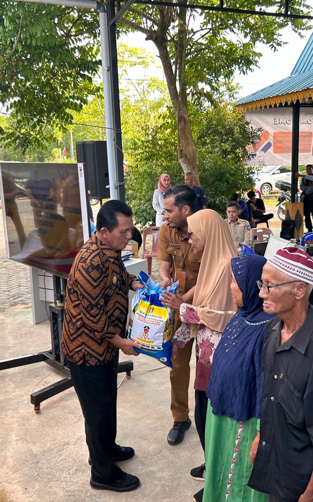 Penyerahan Bantuan Kesejahteraan Sosial Bahan Pokok Beras dan Bantuan Pengembangan UEP